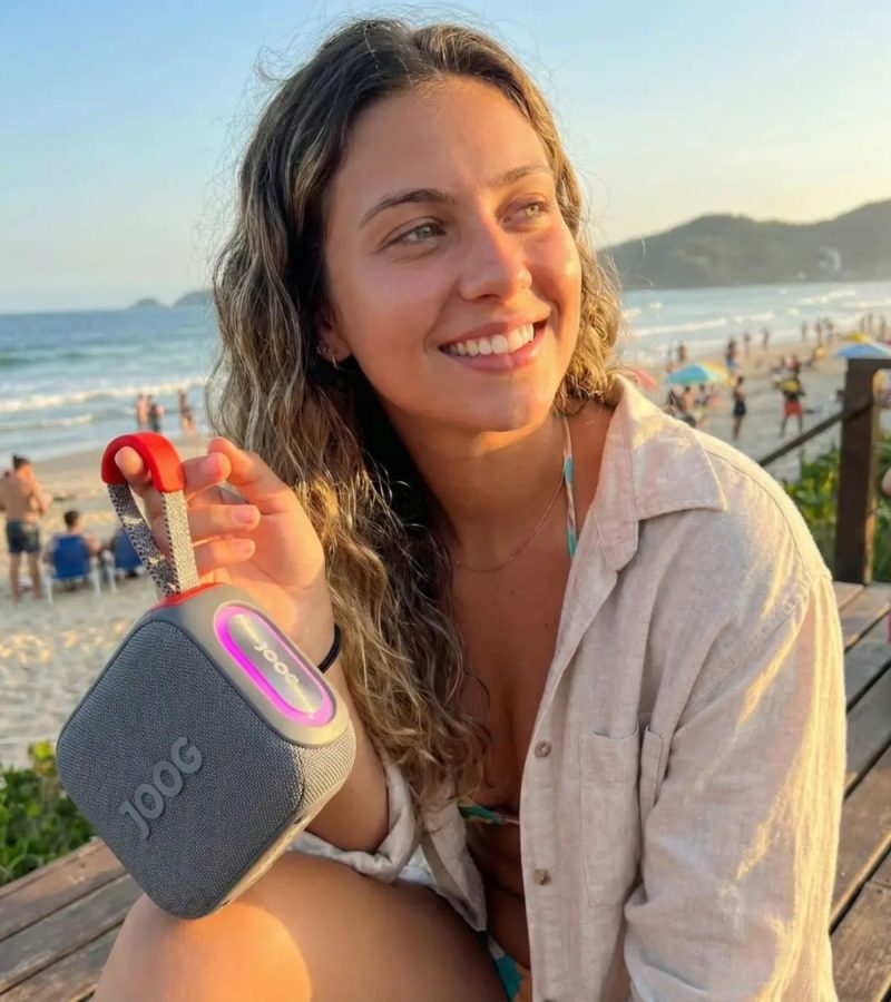 Caixa de som Joog Pair S sendo utilizada ao ar livre