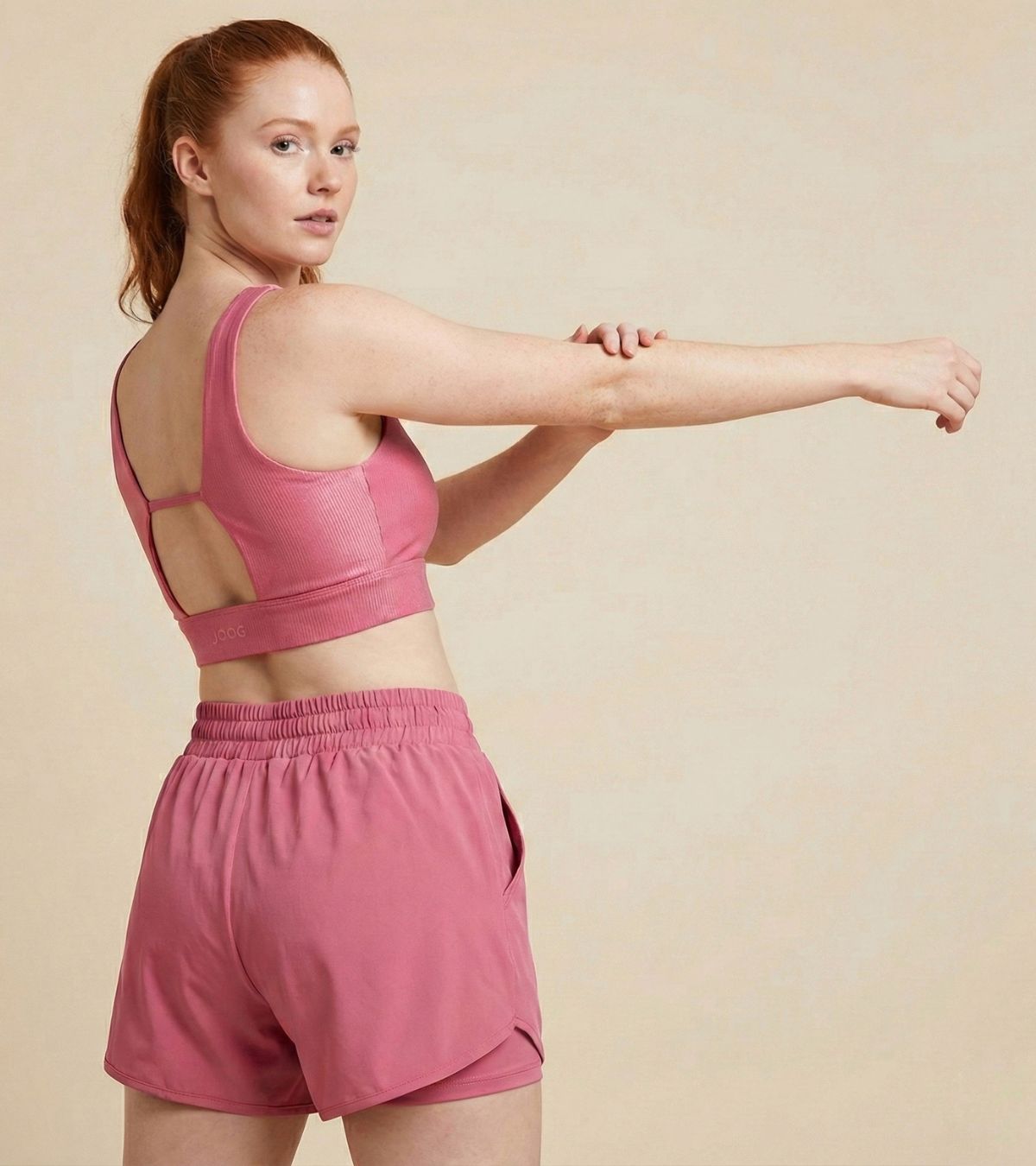 Costas do Top Glow Fit JOOG Blush com detalhe vazado