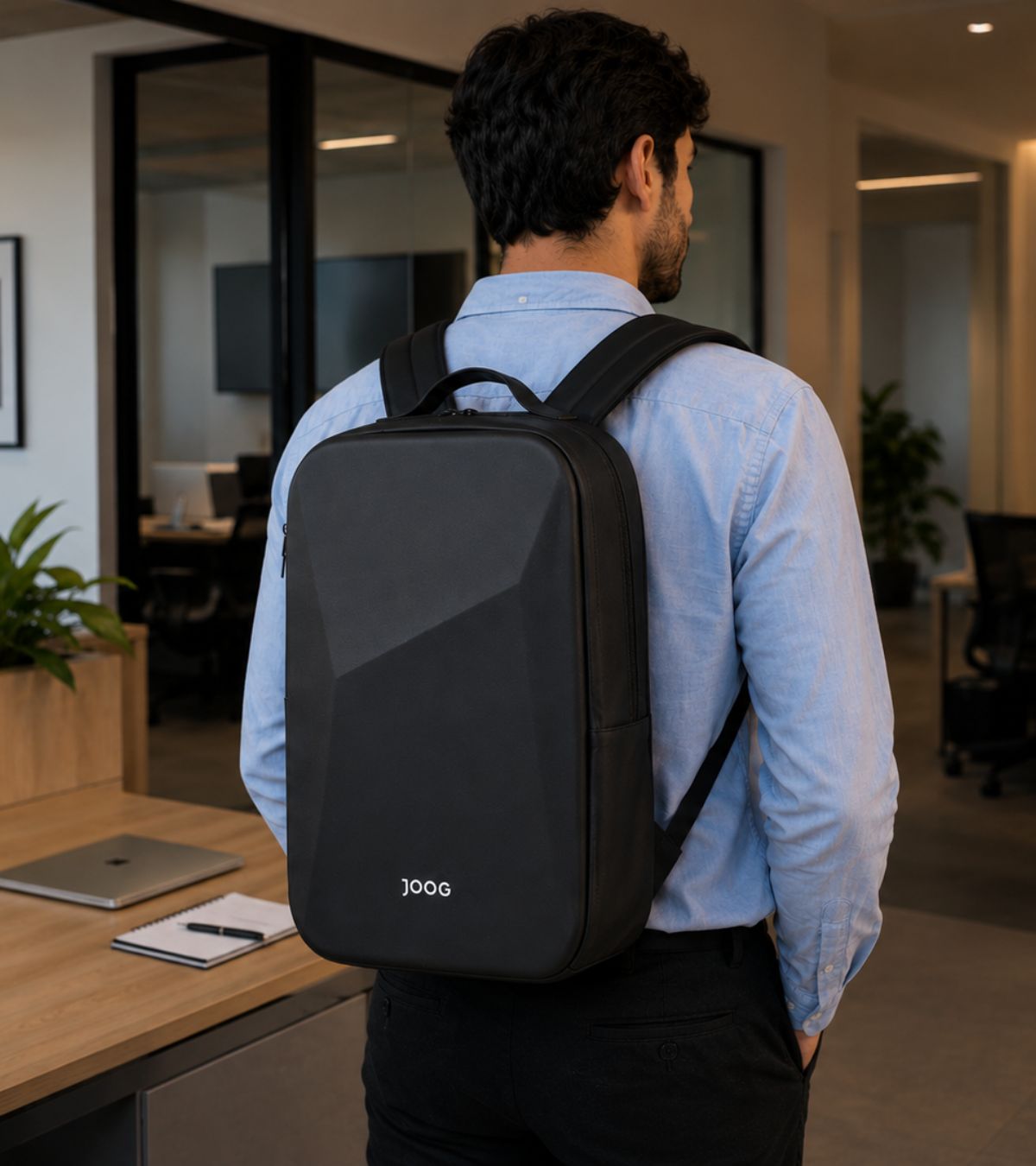Mochila Joog preta moderna para trabalho e viagens
